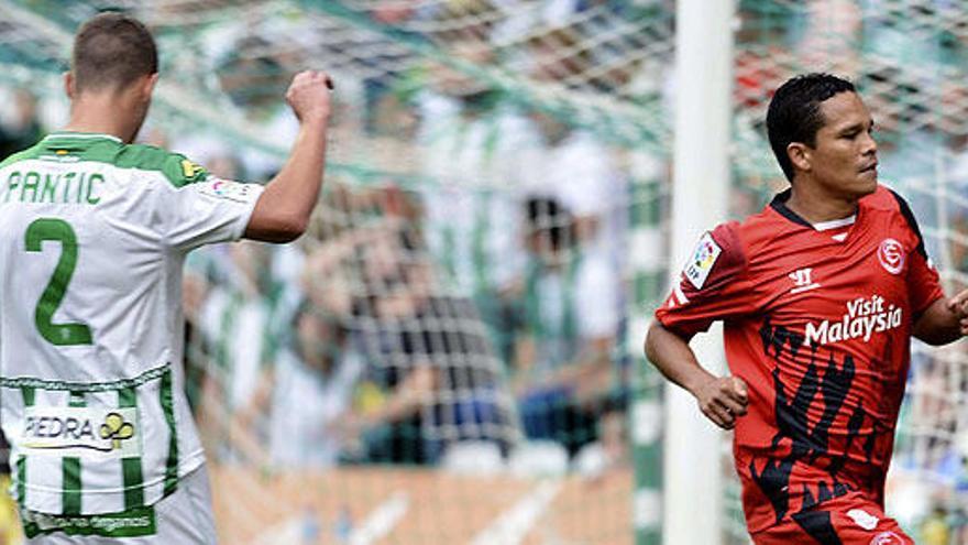 Bacca celebra uno de sus dos goles ante el Córdoba.
