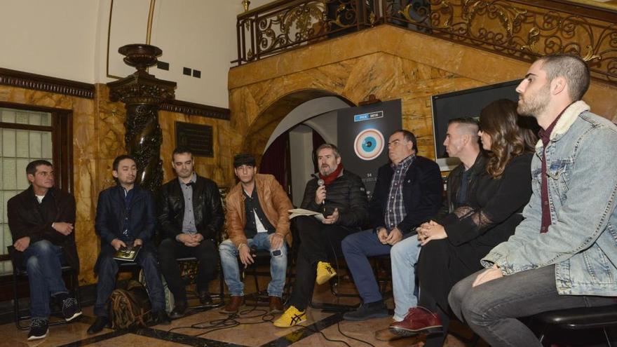 Productores asturianos, junto a Nacho Carballo, en el teatro Jovellanos