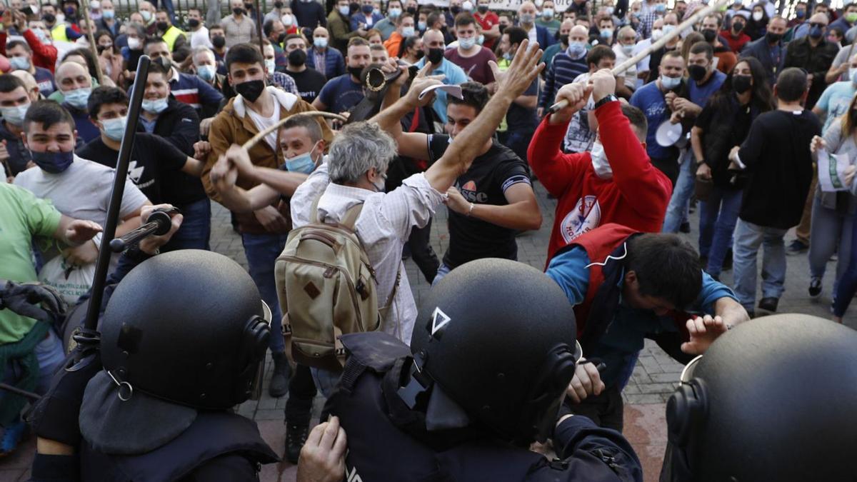 Disturbios en la manifestación ganadera de Oviedo