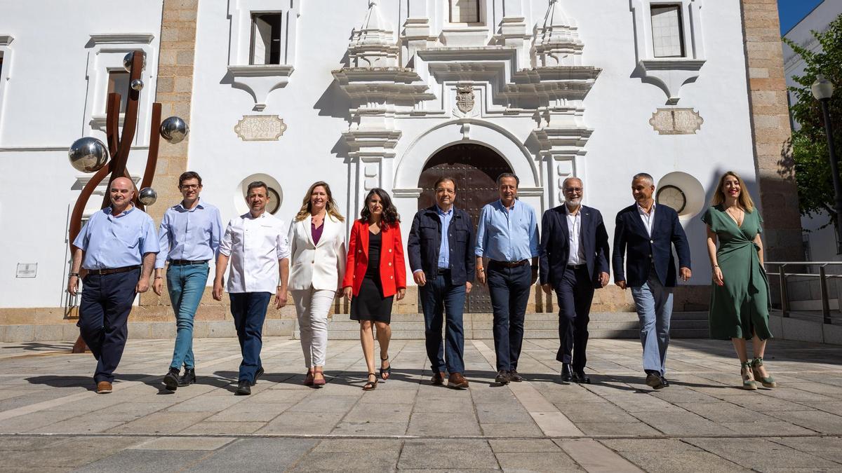 Los candidatos a presidir la Junta de Extremadura posan para el Periódico