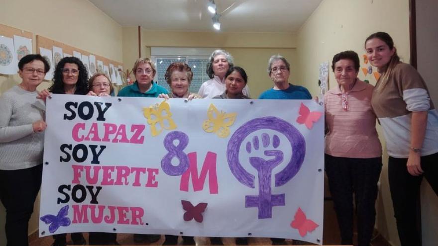 Varias mujeres prepararon la pancarta que se colgó en el consistorio.  | SERVICIO ESPECIAL