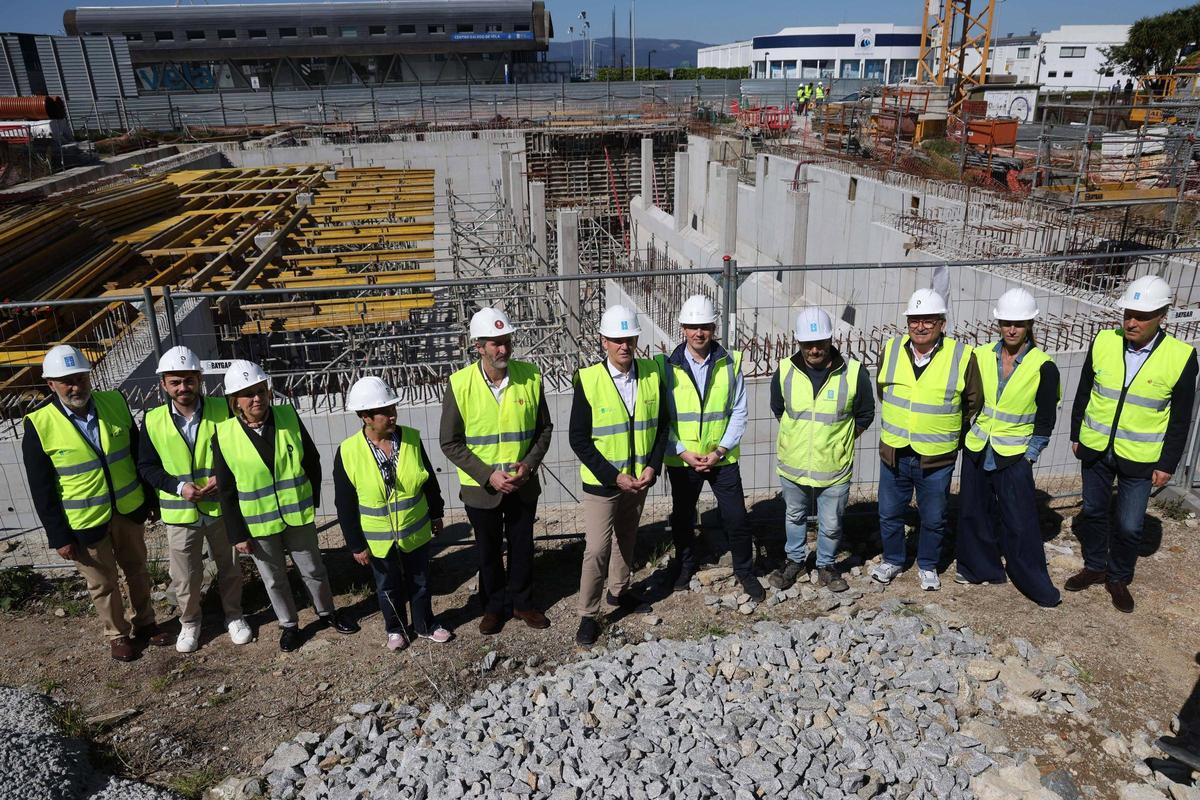 Representantes políticos y técnicos de la empresa, con el tanque de tormantas de la plaza de abastos a sus espaldas.