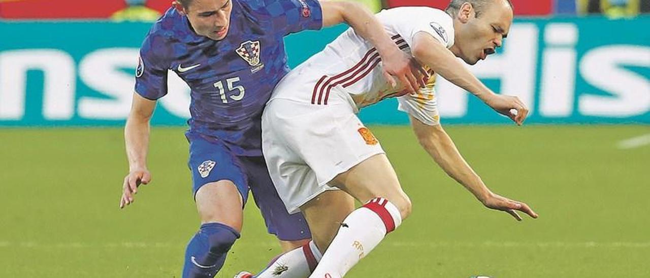 Rog presiona a Iniesta en el España-Croacia del martes.