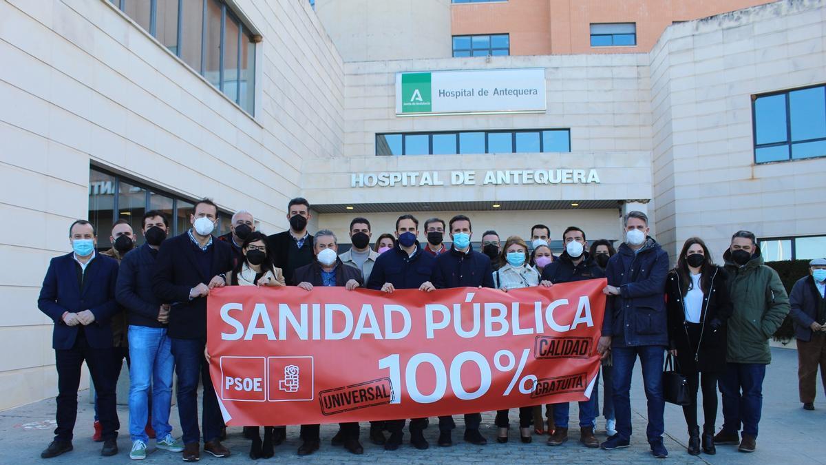 Daniel Pérez con alcaldes del PSOE a las puertas del Hospital de Antequera.