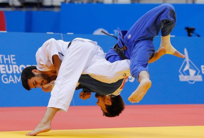 El judoka ruso Musa Mogushkov (d) se enfrenta al portugués Jorge Fernandes (i) durante los individuales masculinos menores de 73 kilogramos en los Juegos Europeos de Minsk (Bielorrusia).