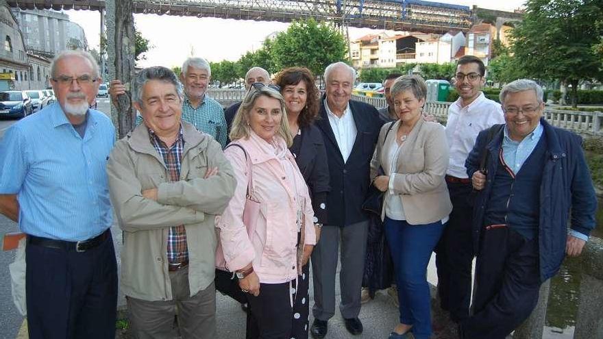 El grupo de socios fundadores de la Asociación de Amigos de Redondela, presidida por Pedro Regojo (4º d.), y con Jesús Pérez Varela (d.) de vicepresidente y el abogado Alfonso Pereira (i.) de secretario. // FdV