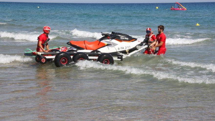 Socorristes amb una moto d&#039;aigua.