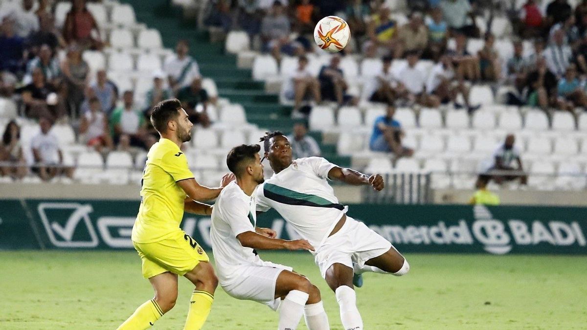 Cedric Teguia y José Ruiz pugnan por un balón aéreo durante el choque ante el Villarreal B.