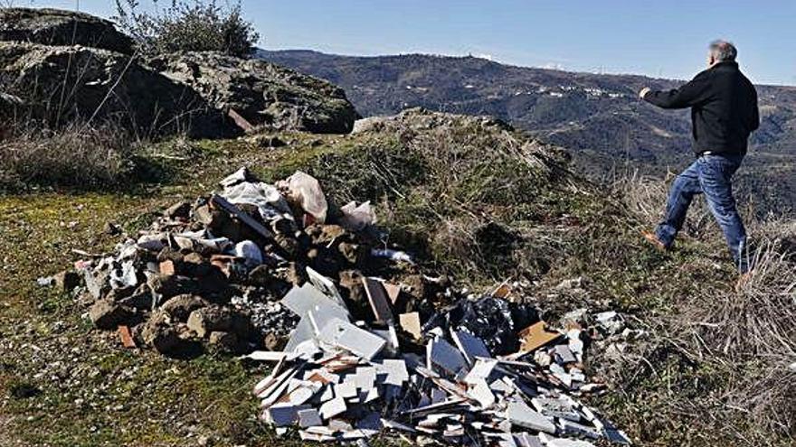 Escombros depositados en un mirador de Arribes entre Fermoselle y Bemposta.