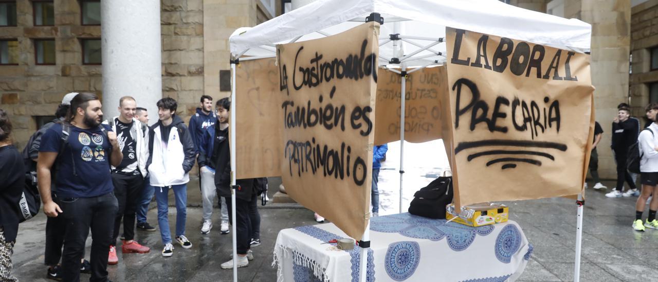 Las protestas en la Laboral se avivan por la falta de cafetería
