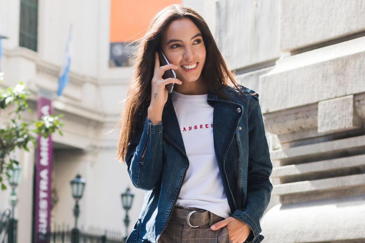 Las Adidas que conquistan a mujeres de 20 a 50 años (y son perfectas para ir a la oficina o ir a andar)