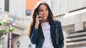 Las Adidas que conquistan a mujeres de 20 a 50 años (y son perfectas para ir a la oficina o ir a andar)
