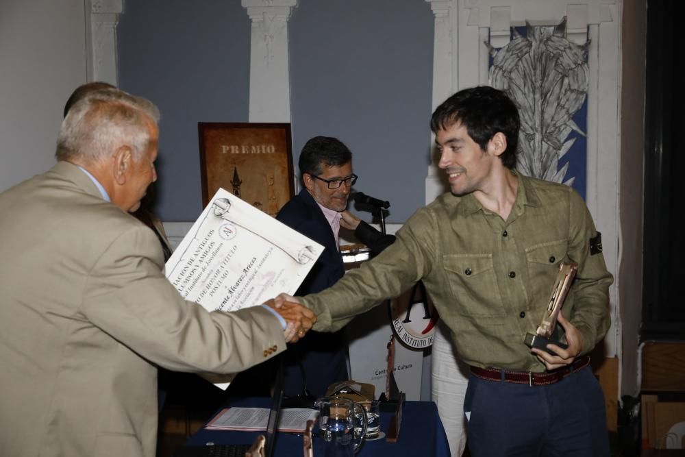 Entrega de distinciones a los antiguos alumnos del Instituto Jovellanos.