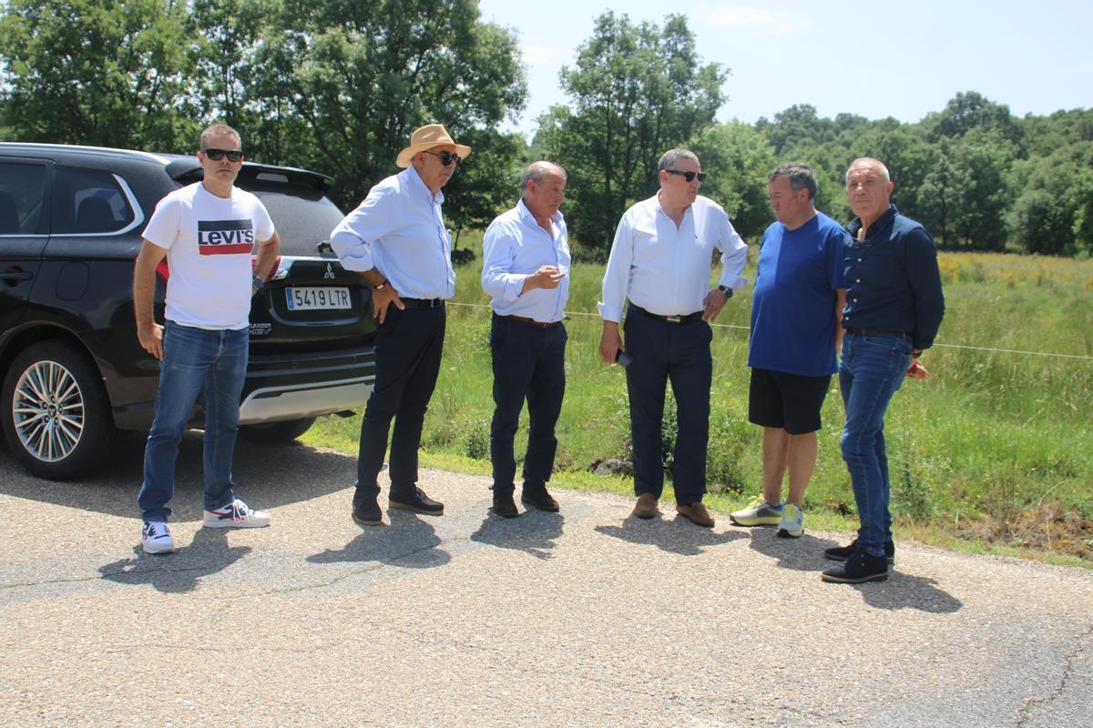 El presidente de la Diputación de Zamora y el alcalde de Cobreros, Luis Miguel López Fernández.