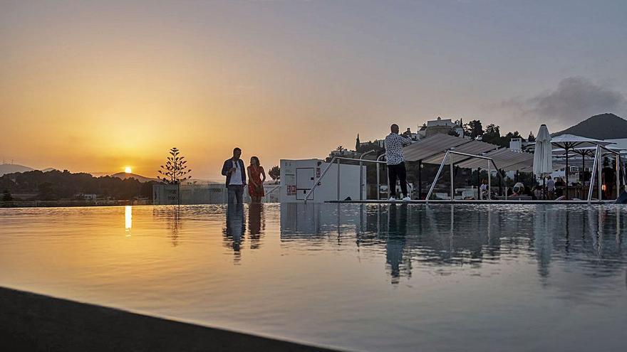 Desde la terraza superior y la piscina del Glow se divisa la puesta de sol.