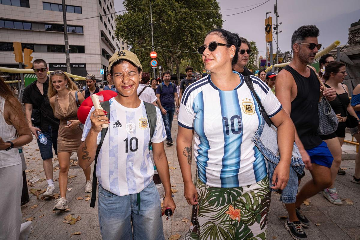 Ainara y Luján caminan por el centro de Barcelona durante una jornada marcada por el pico de calor. Barcelona, 15 de julio de 2026. AUTOR: Manu Mitru | EPC