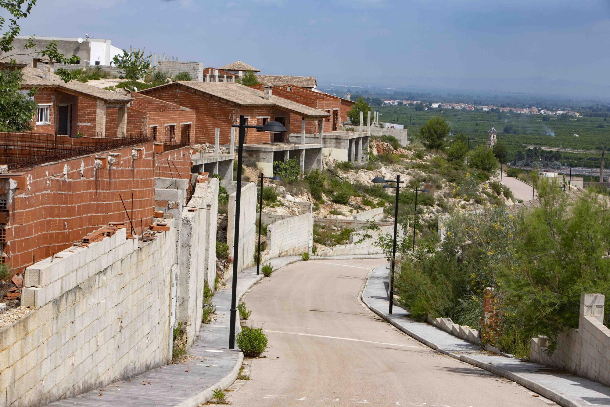 Urbanización la Besana paralizada desde 2008, en l’Énova.