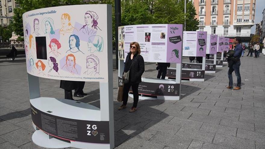 La plaza España narra    la vida de 144 mujeres