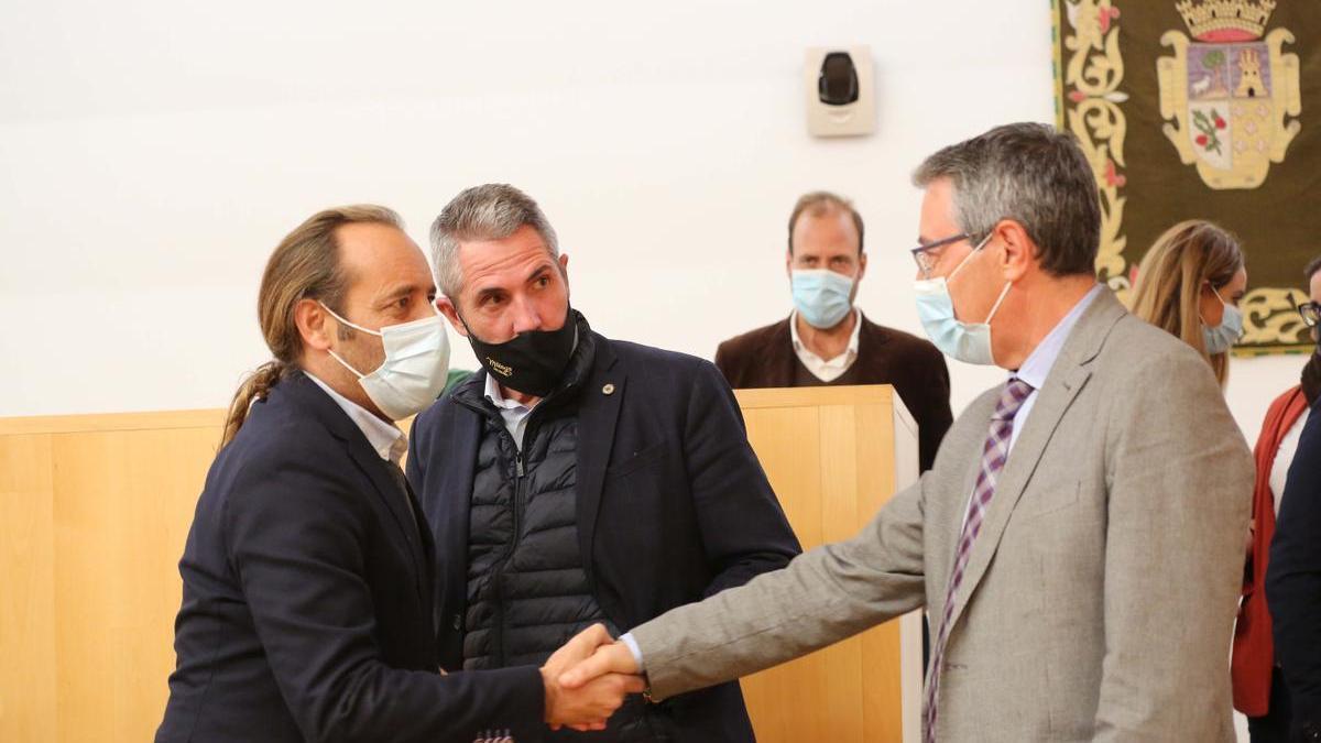 El presidente de la Diputación, Francis Salado, saluda a Juan Cassa y Juan Carlos Maldonado tras la votación.