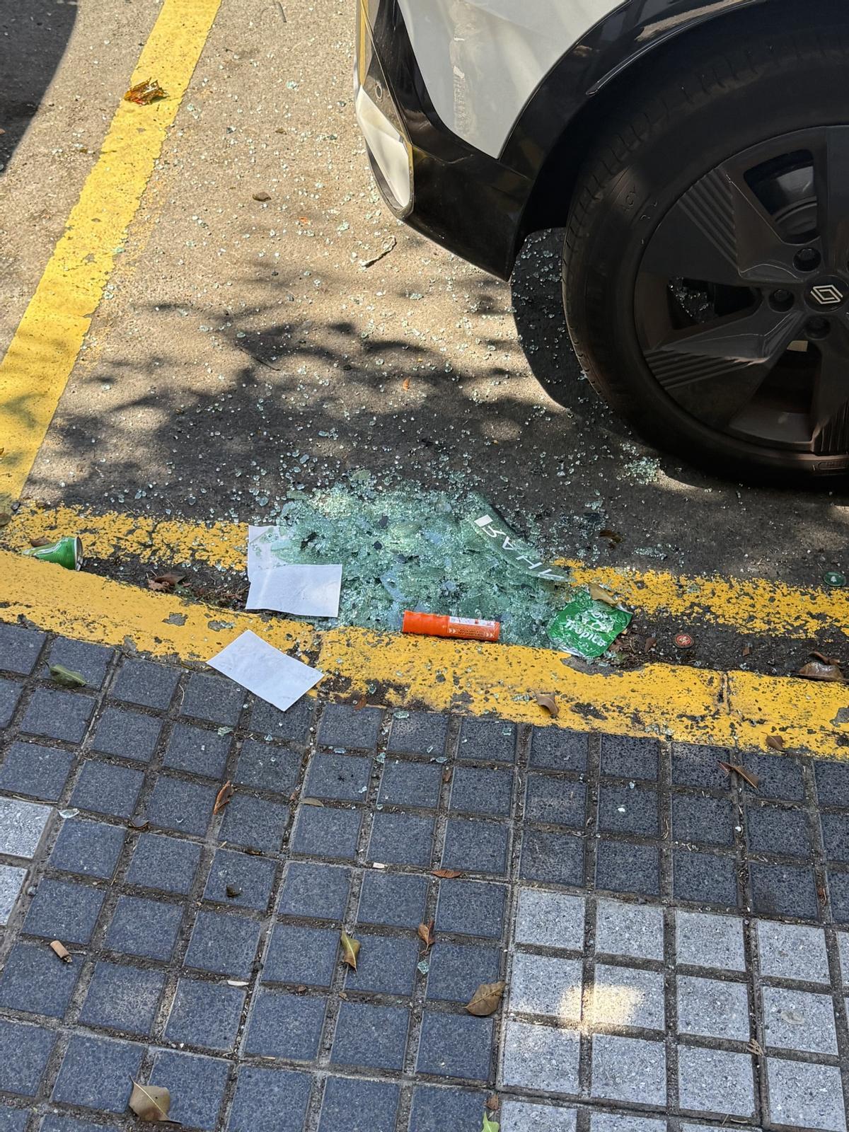 Imágenes de los destrozos en la calle de Fondos de Segura tras la guerra de ultras.