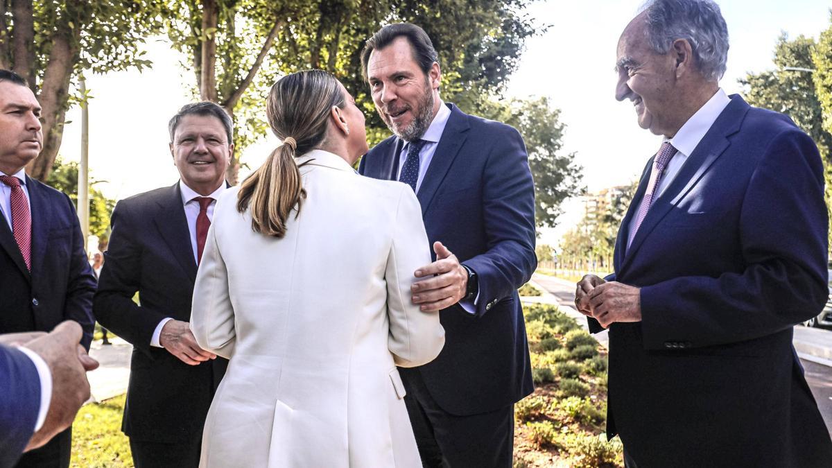 Saludo entre el ministro Óscar Puente y la presidenta Marga Prohens durante la inauguración del Paseo Marítimo de Palma