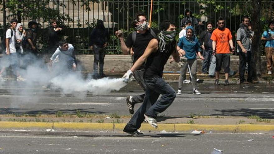 Manifestantes chilenos se enfrentan con la policía.