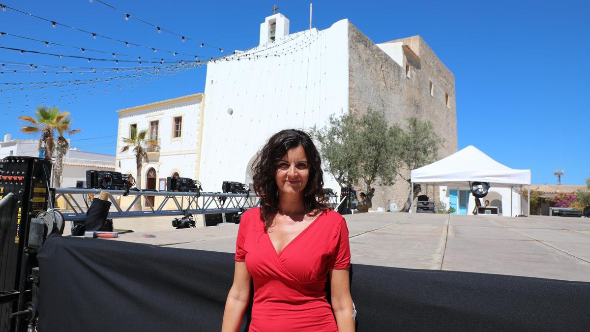 María Novell en la plaza de la Constitució con el escenario de los conciertos a su espalda. |C.C.