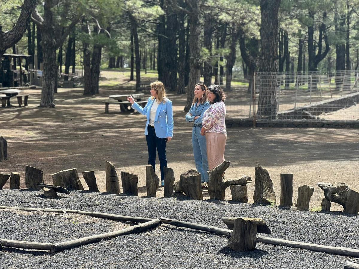 Jéssica de León recibe explicaciones durante su visita a El Pinar.