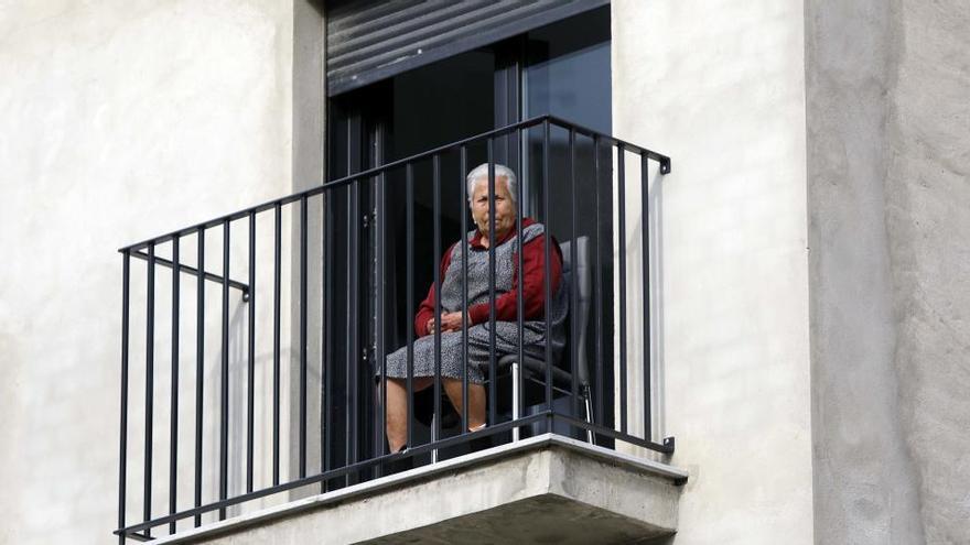 Una anciana en su balcón durante el confinamiento general.
