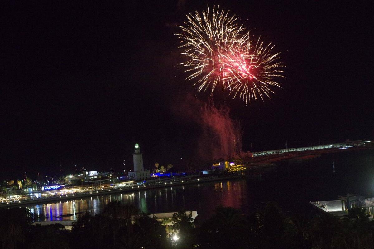 Fuegos de inicio de la Feria de Málaga desde desde el hotel Catalonia Molina Lario Fuegos de inicio de la Feria de Málaga desde desde el hotel Catalonia Molina Lario