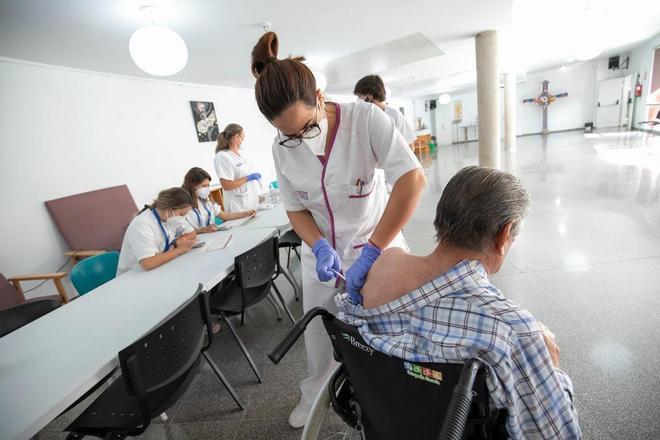 Sanitat obre la vacunació de la quarta dosi a tota la població: ¿qui s’ha de vacunar?