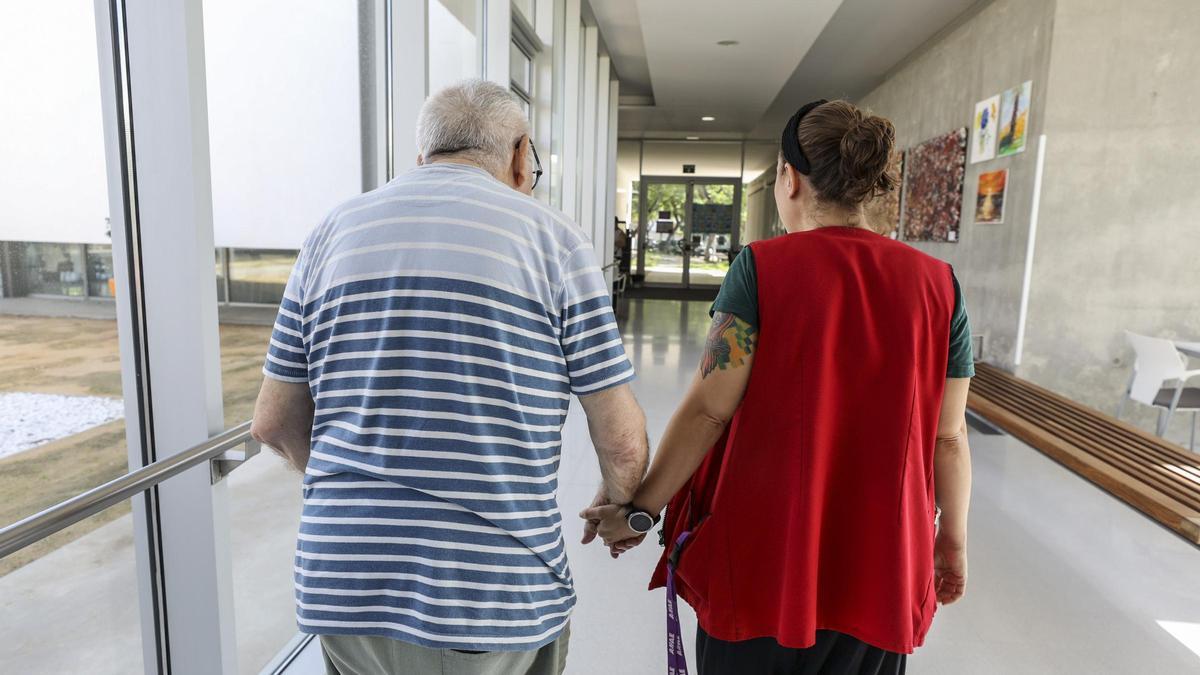 Un hombre afectado por alzhéimer con una cuidadora en un centro de la provincia.