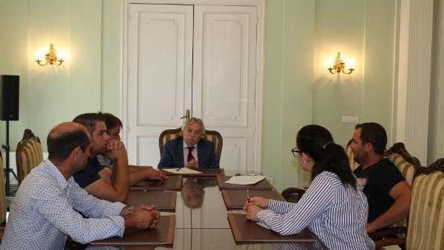 Reunión de González con miembros de Adegal. // FdV