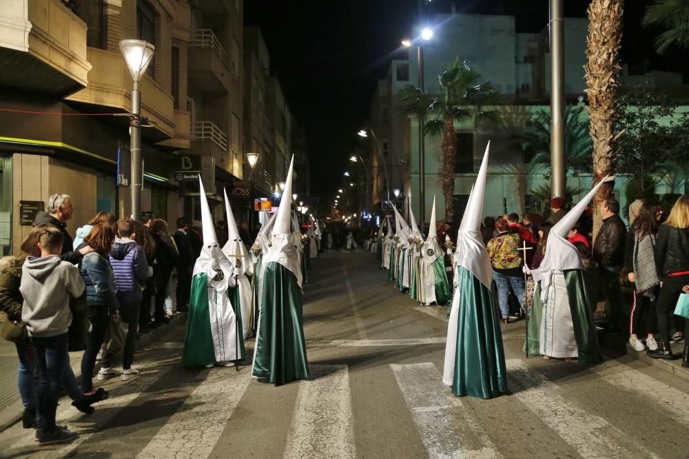 Miles de personas contemplaron el paso de las imágenes de las seis cofradías que participan en Lunes Santo