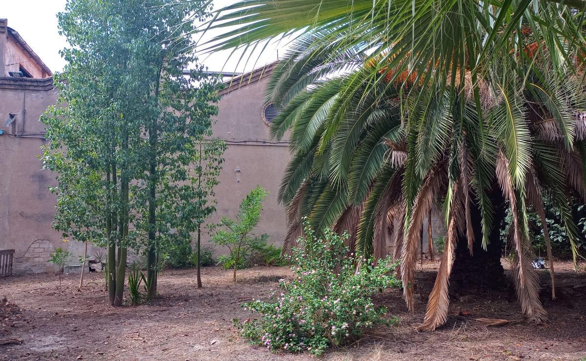 El jardín interior de la antigua fábrica Albert Germans de L'Hospitalet.