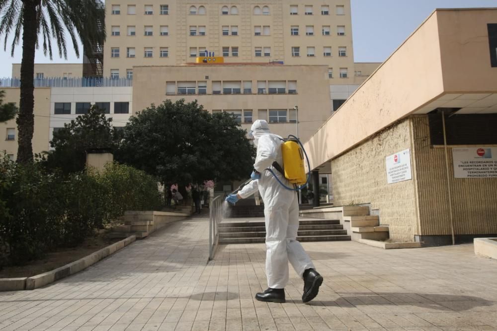 La UME desinfecta los accesos al Hospital General de Alicante