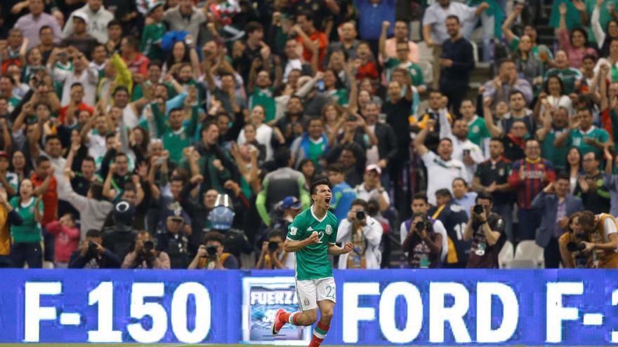 Hirving Lozano celebra un gol con la selección de México // HENRY ROMERO