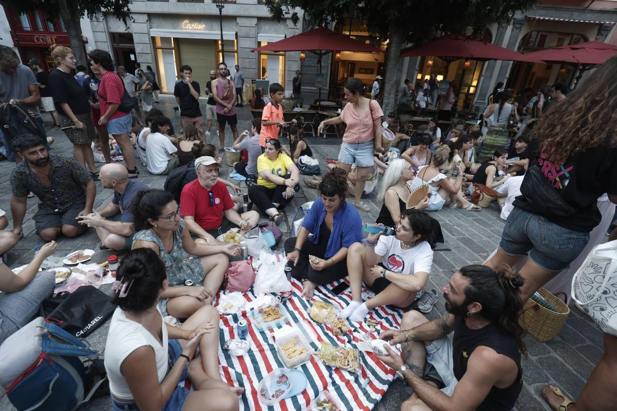 El Col·lectiu Brunzit llama a cenar de pie en la plaza de Cort para protestar por el veto de Cort a su Sopar a la Llesca