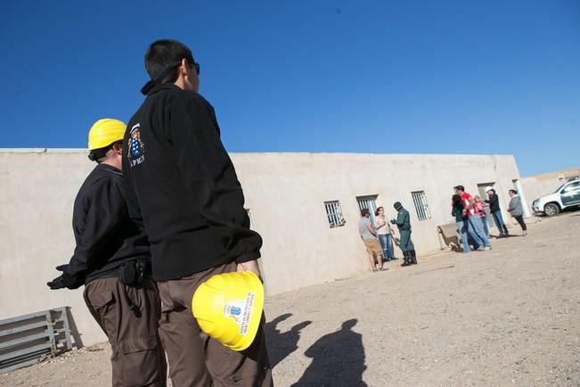 La Agencia de Protección del Medio Urbano y Natural derriba una explotación ganadera en La Oliva por orden judicial