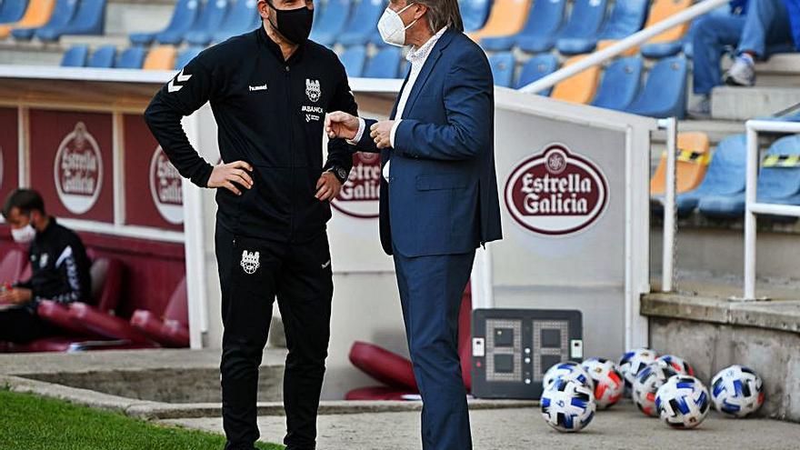 Jesús Ramos en el césped junto a Egea. |  // GUSTAVO SANTOS