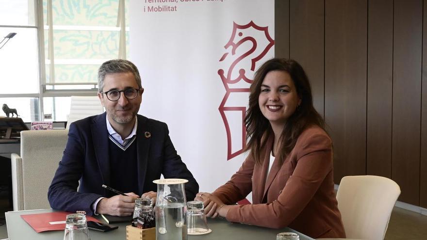 Arcadi España y Sandra Gómez en su encuentro de ayer.