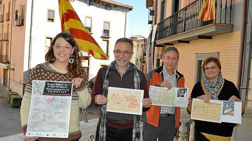 Per l&#039;esquerra, l&#039;alcaldessa Montse Venturós i els historiadors Xavier Pedrals, Ignasi Hierro i Dolors Santandreu, a la presentació, ahir