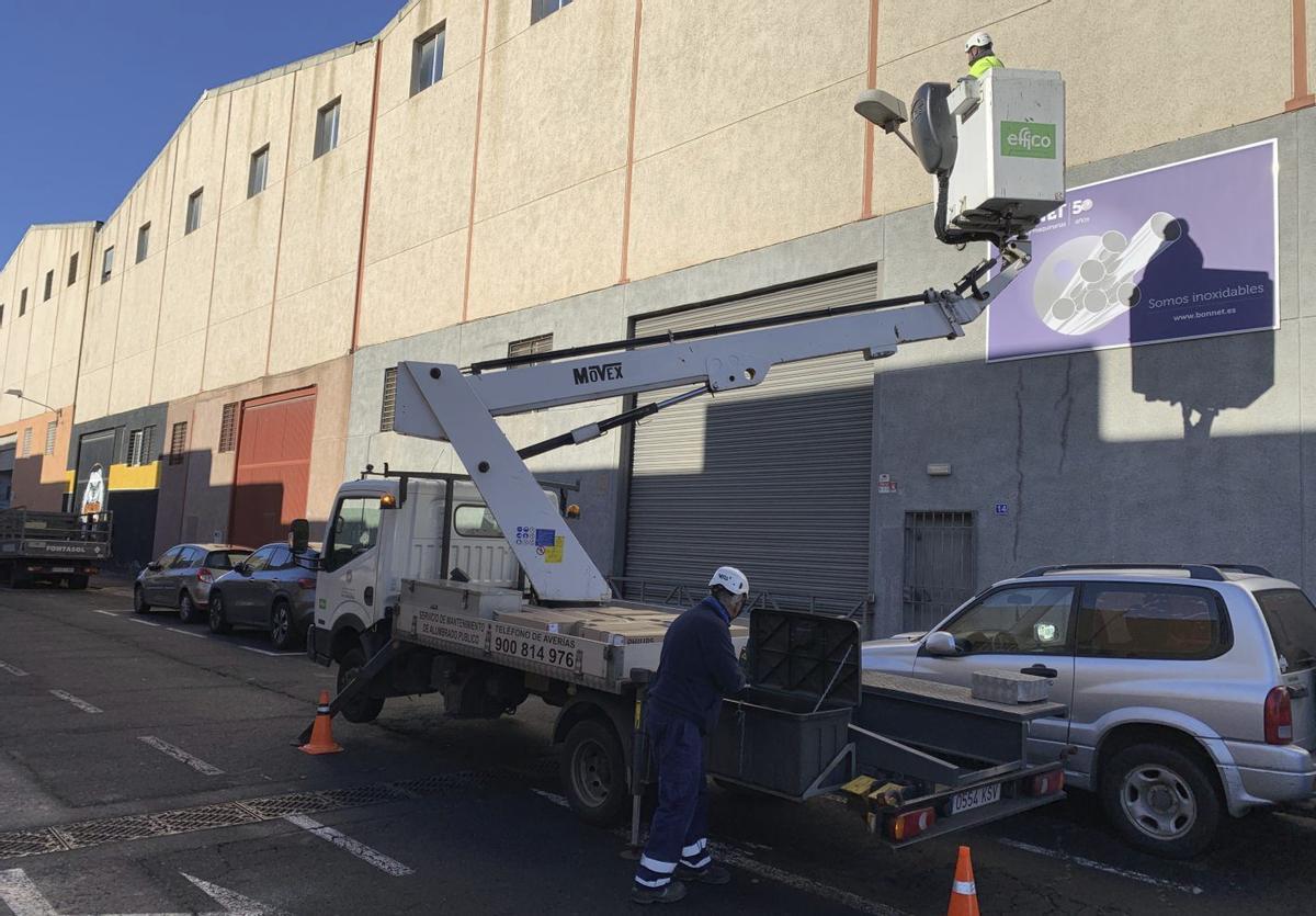 Operarios realizan labores en el alumbrado público.