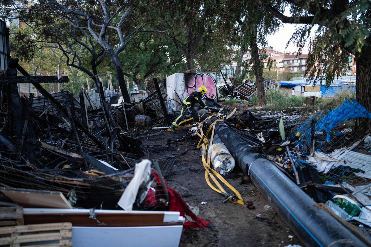 Incendio en un asentamiento de barracas en la calle de Bac de Roda de Barcelona