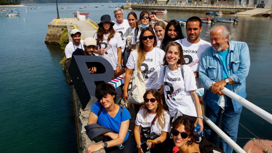 Los participantes en los equipos multidisciplinares de Fundamar ante la isla de Cortegada