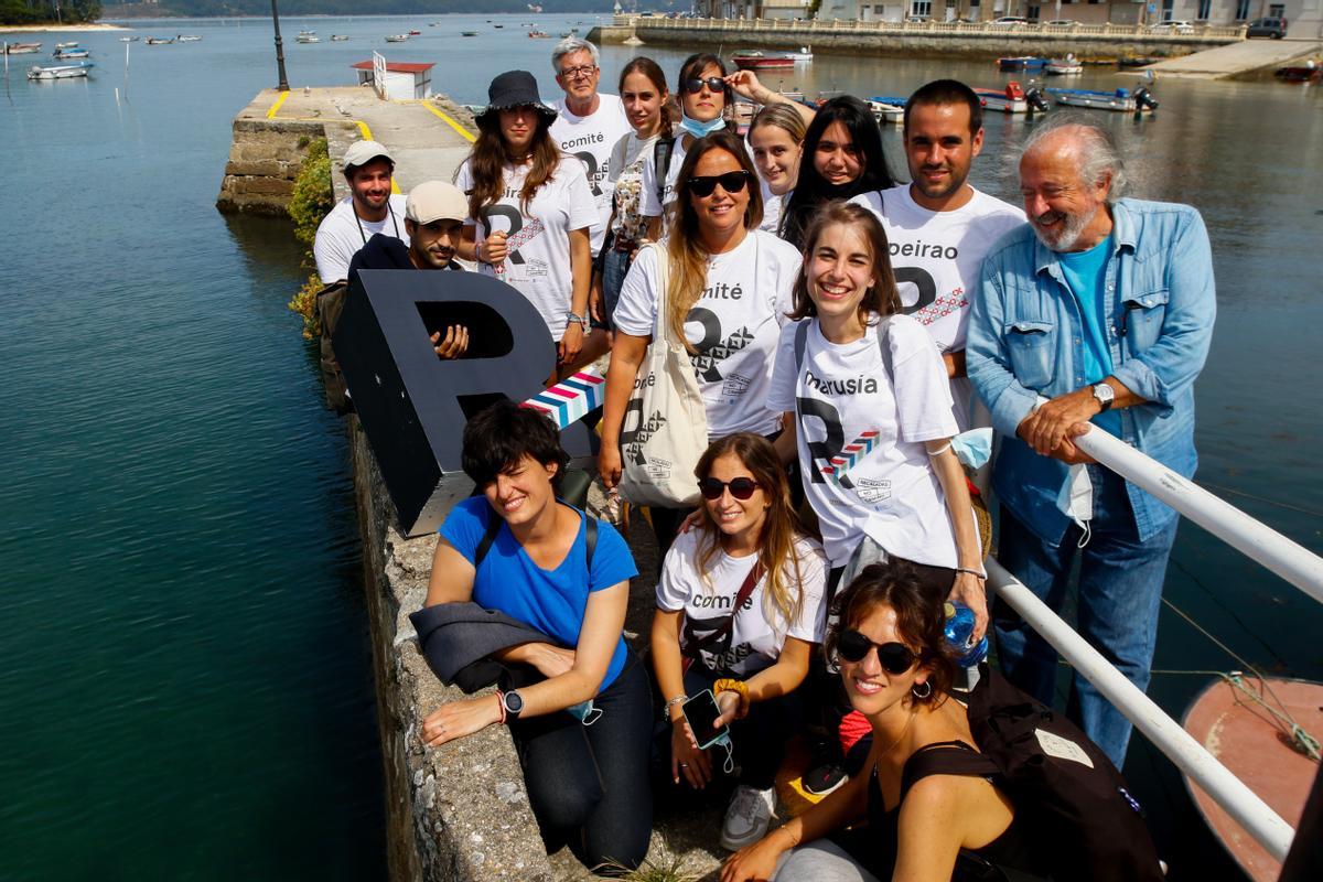 Los participantes en los equipos multidisciplinares de Fundamar ante la isla de Cortegada