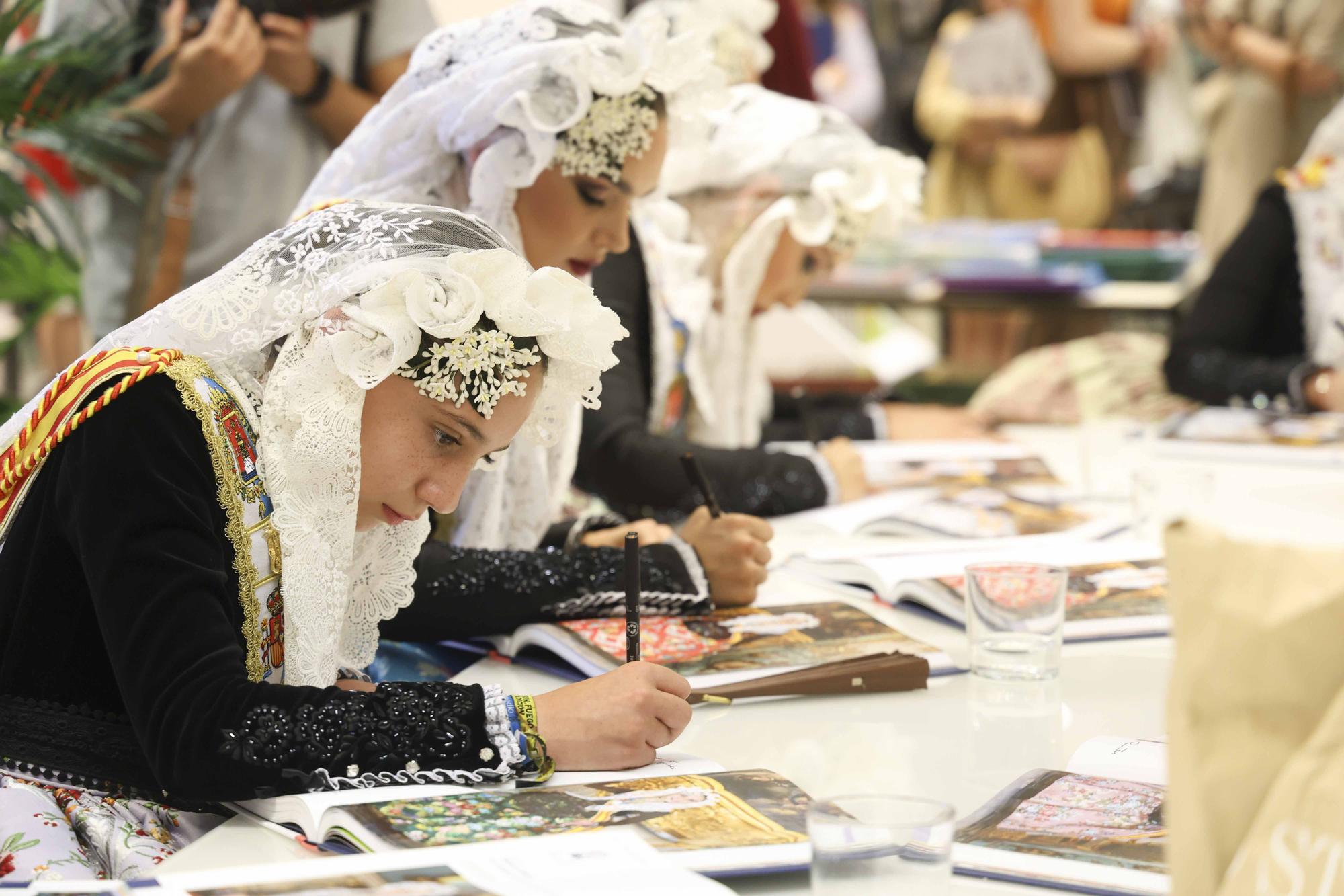 Les Belleas del Foc y sus Damas de Honor firman el Festa de Fogueres en El Corte Inglés