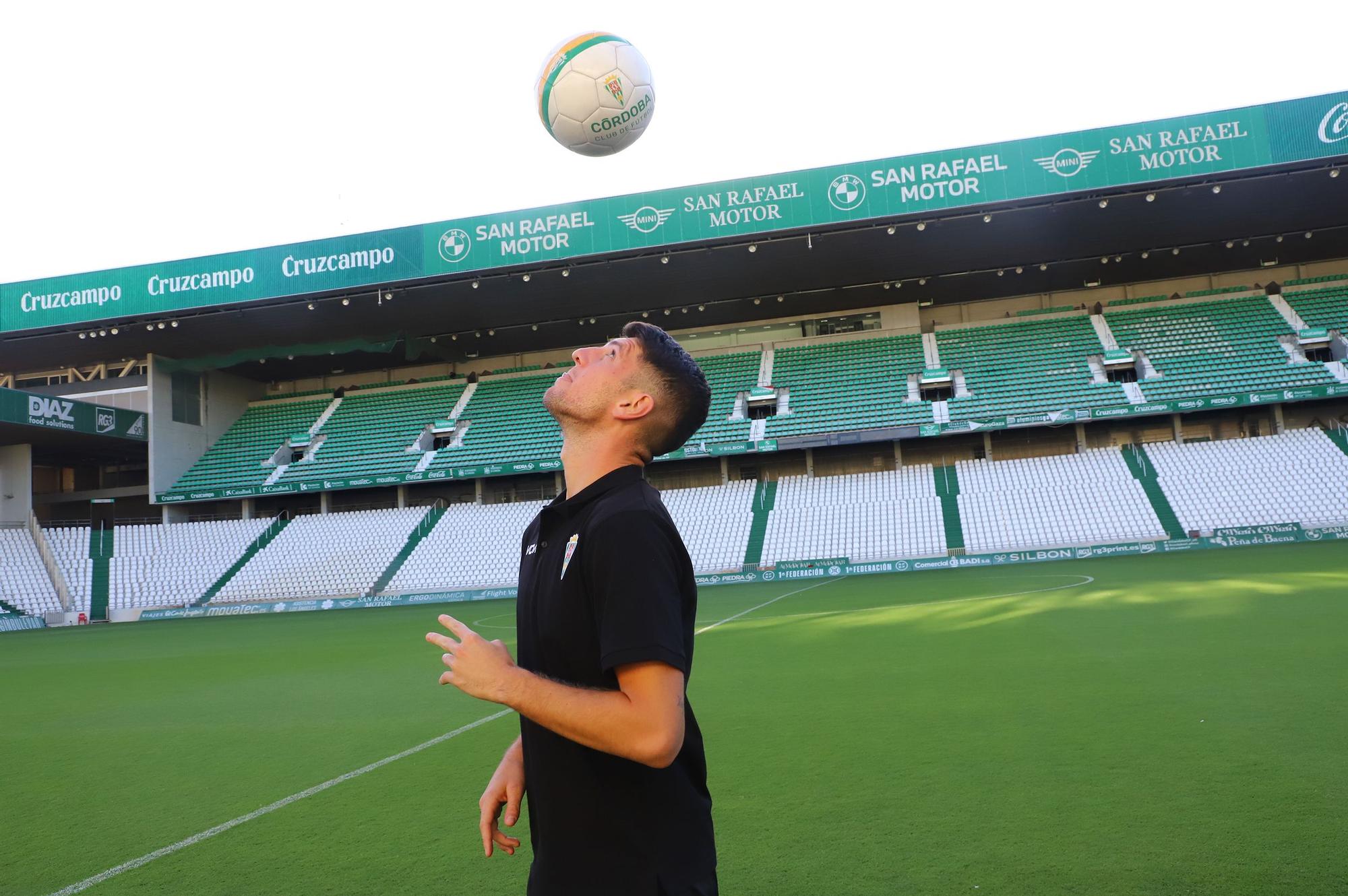 La presentación del nuevo jugador del Córdoba CF, Alberto Toril, en imágenes