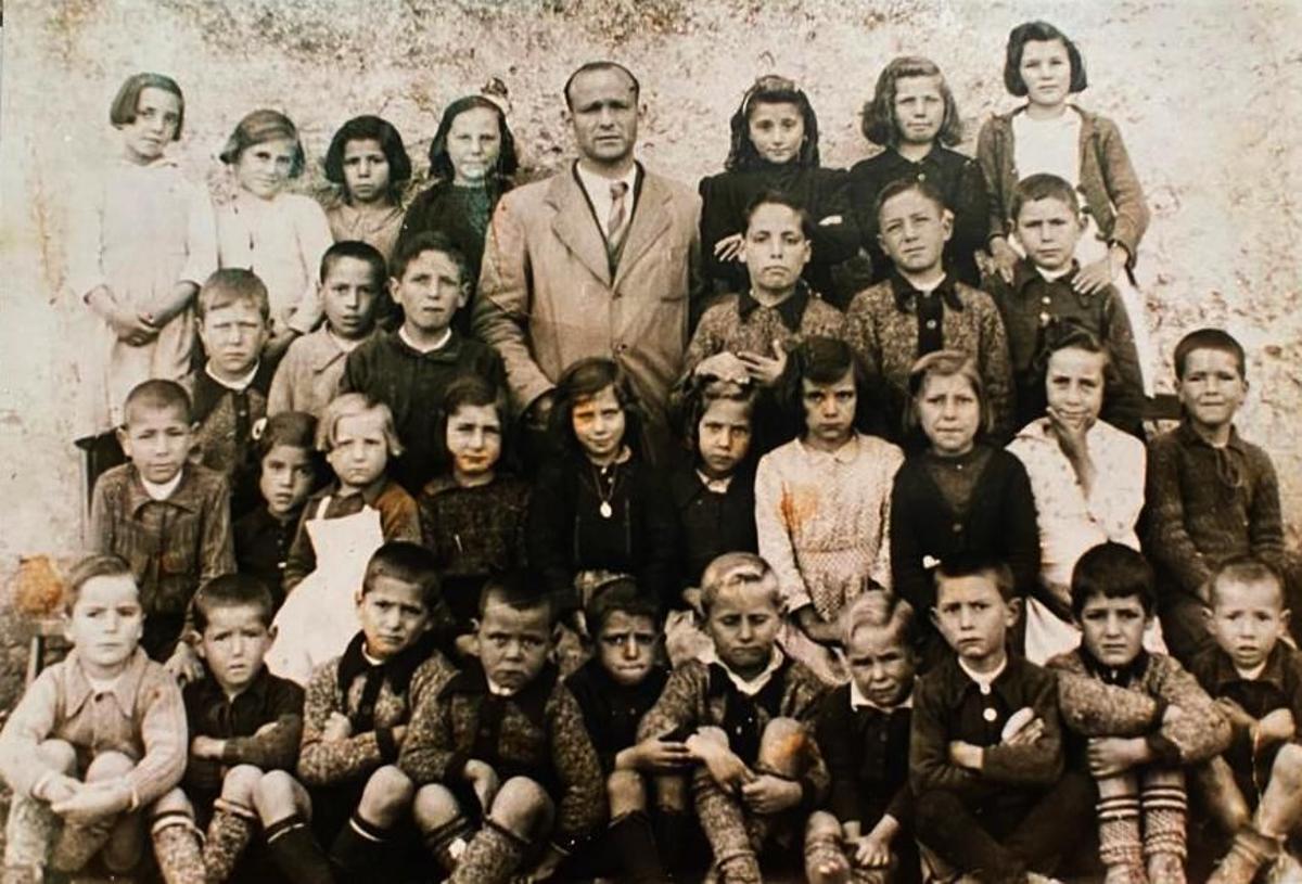 Alumnos de una escuela rural de Aliste con su maestro.