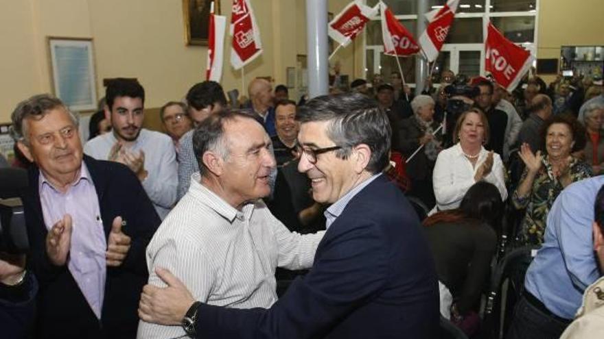 Patxi López saluda a simpatizantes en Callosa de Segura.